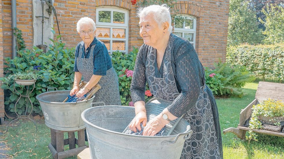 Martha Dieken (links) und Altje Detmers stehen seit vielen Jahren jeden Sommer im Dörpmuseum am Zuber. Foto: Folkert Bents