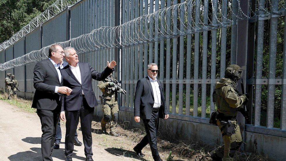 Der polnische Innenminister Tomasz Siemoniak (2.v.l.)und sein deutscher Amtskollege Alexander Dobrindt (l) zu Besuch an der polnisch-belarussischen Grenze in Polowce-Pieszczatka. Foto: Wojtek RADWANSKI / AFP Foto: AFP/WOJTEK RADWANSKI