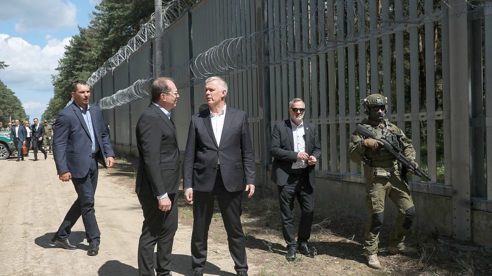 Polens hat seine Grenze zu Belarus mit einem hohen Metallzaun befestigt. Foto: Artur Reszko/PAP/dpa