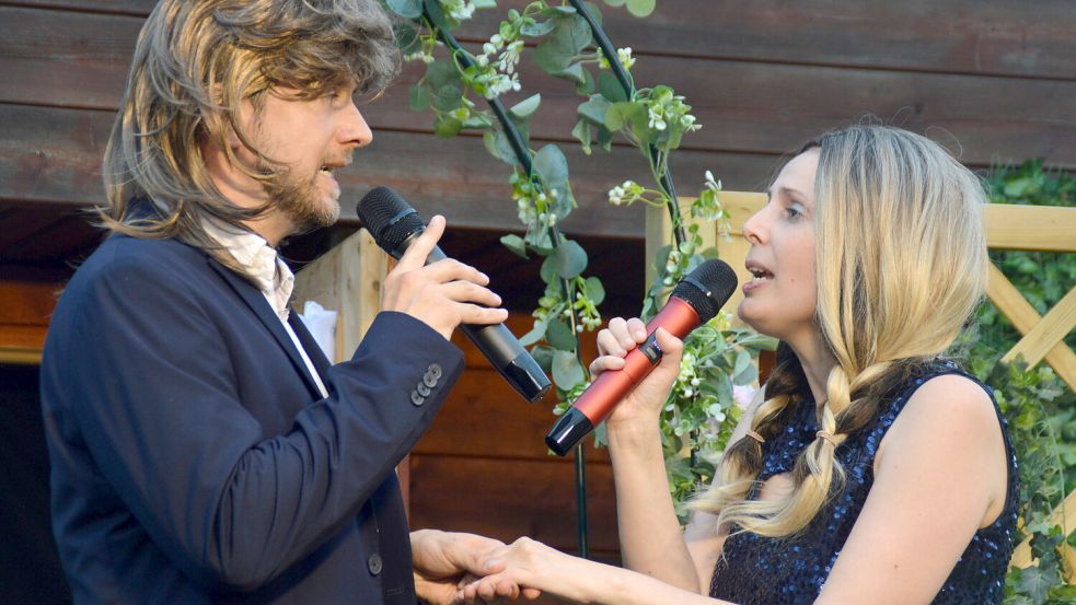 Singend und schmachtend: Das Moderatorenduo der Fernsehwiese, Jann Aden und Lydia Schwitters alias Enno Endlosgut und Frida Friesentraum. Foto: Gerd-D. Gauger