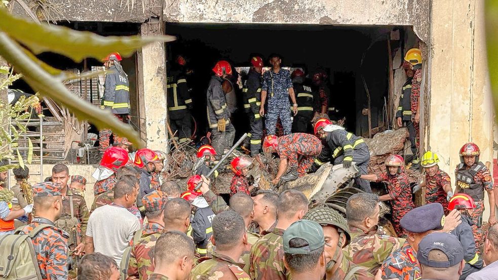 Einsatzkräfte arbeiten an der Unglücksstelle. Foto: Al-emrun Garjon/AP/dpa