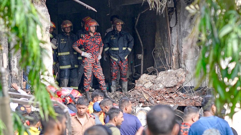 Die Militärmaschine krachte in ein Schulgebäude. Foto: Mahmud Hossain Opu/AP/dpa