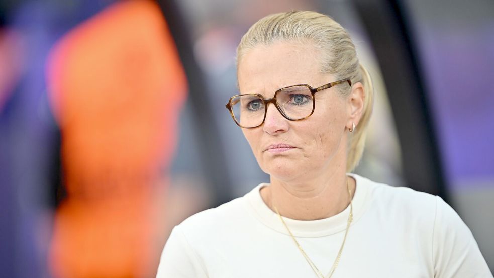 Hat klare Worte gegen Hasskommentare gegen eine ihrer Spielerinnen gefunden: Sarina Wiegman. Foto: Sebastian Christoph Gollnow/dpa