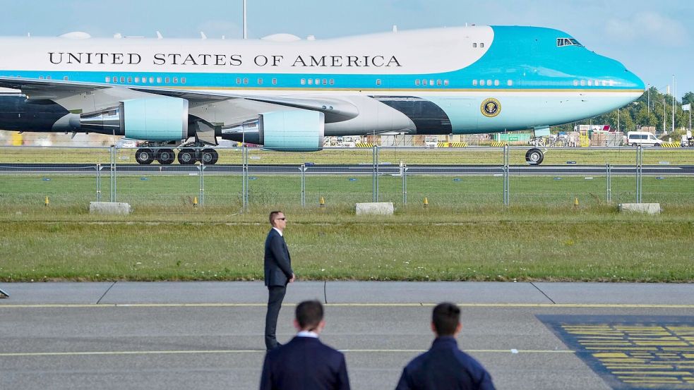 Das „Wall Street Journal“ ist vom Weißen Haus von der Reise in der Air Force One mit Trump nach Schottland ausgeschlossen worden. Foto: Peter Dejong/AP/dpa