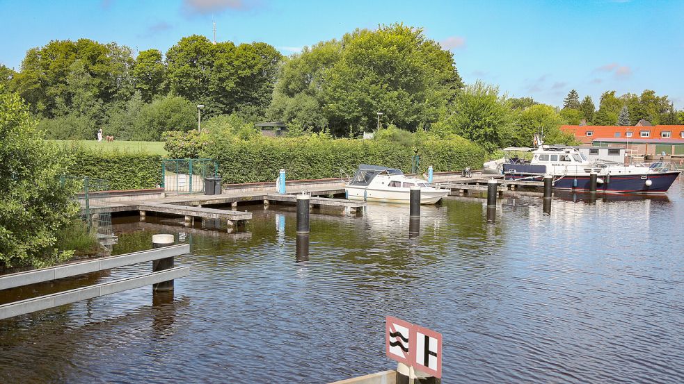 An den abgängigen Stegen machen Übernachtungsgäste im Auricher Hafen fest. Foto: Romuald Banik