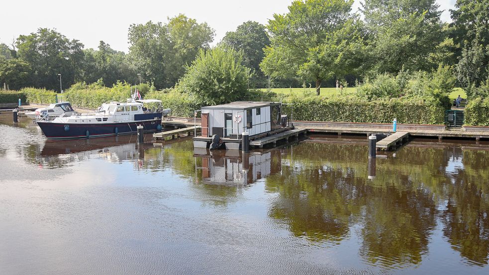 An den erneuerungsbedürftigen Stegen liegen auch ein bis zwei Hausboote, die von Touristen gemietet werden können. Foto: Romuald Banik