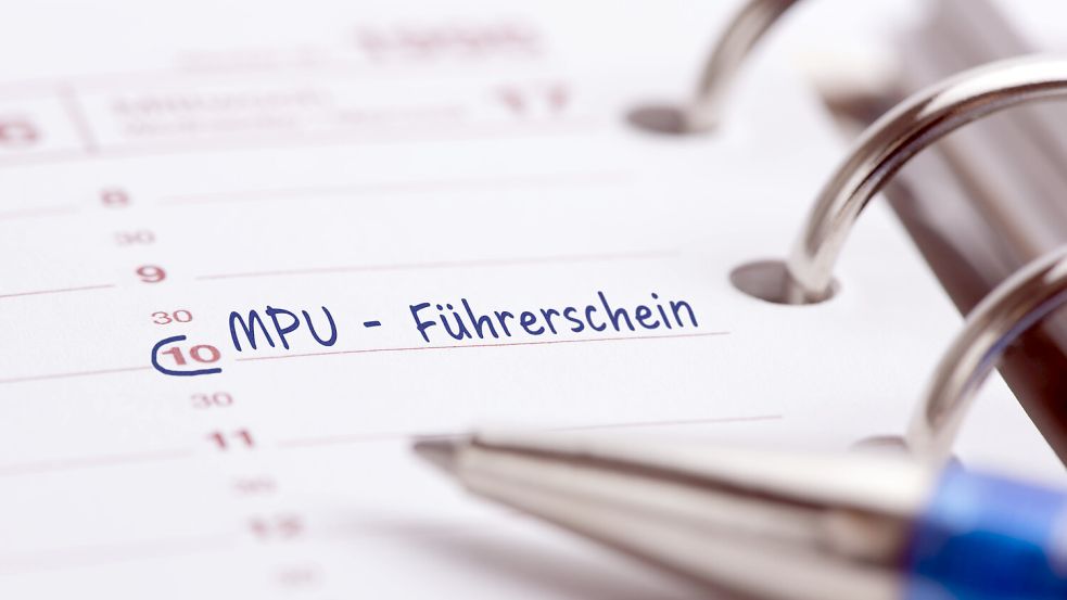 Nach dem Führerscheinentzug droht eine Medizinisch-Psychologische Untersuchung (MPU), um wieder Auto fahren zu dürfen. Foto: IMAGO/Wolfilser