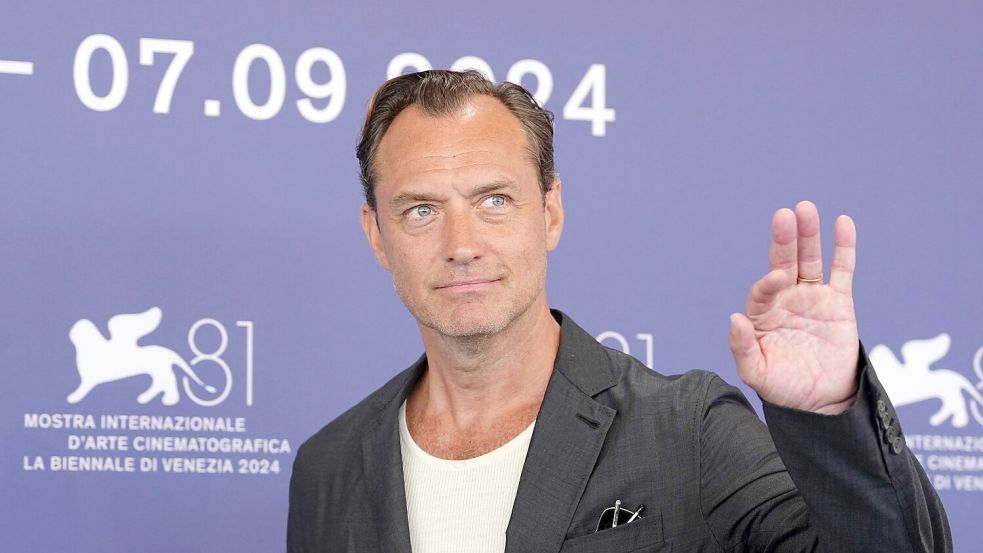 Auch im vergangenen Jahr kam Jude Law mit einem Film nach Venedig (Archivbild). Foto: Gian Mattia D’Alberto/LaPresse via ZUMA Press/dpa