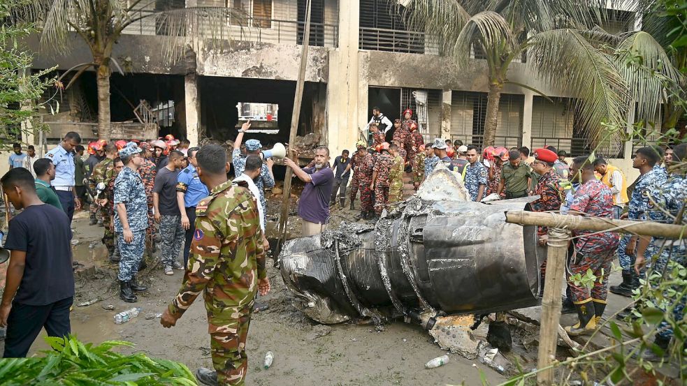 Rettungskräfte am Ort des Absturzes eines Militärjets in Dhaka. Foto: Habibur Rahman/ZUMA Press Wire/dpa