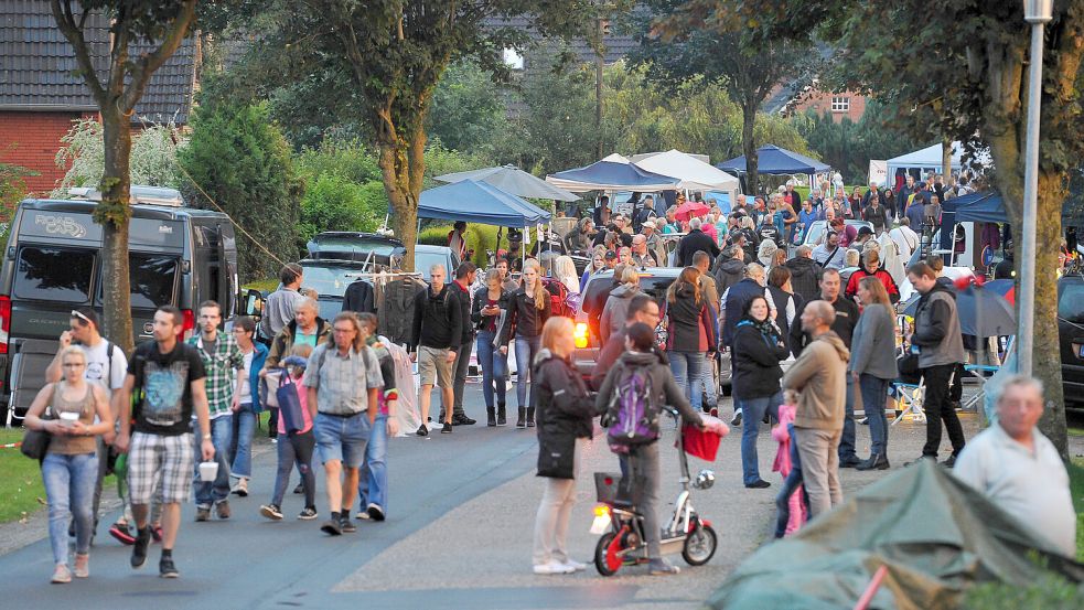 Der Riesen-Flohmarkt in Simonswolde lockt Jahr für Jahr Tausende Schnäppchenjäger an, wie hier 2017. Foto: Stephan Friedrichs