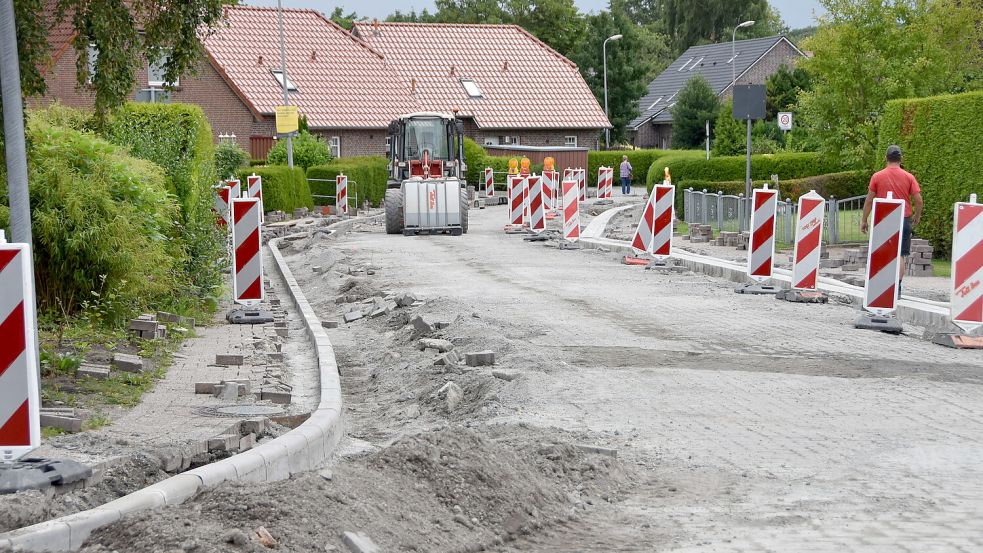 Hier entsteht die neue Gartenstraße in Marienhafe. Das alte Betonsteinpflaster soll durch eine Asphaltdecke ersetzt werden. Foto: Thomas Dirks