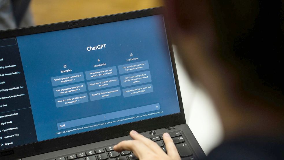 Gut die Hälfte aller KI-Nutzer in Deutschland fragt zumindest manchmal zuerst ChatGPT & Co. als Kaufratgeber (Archivfoto). Foto: Frank Rumpenhorst/dpa