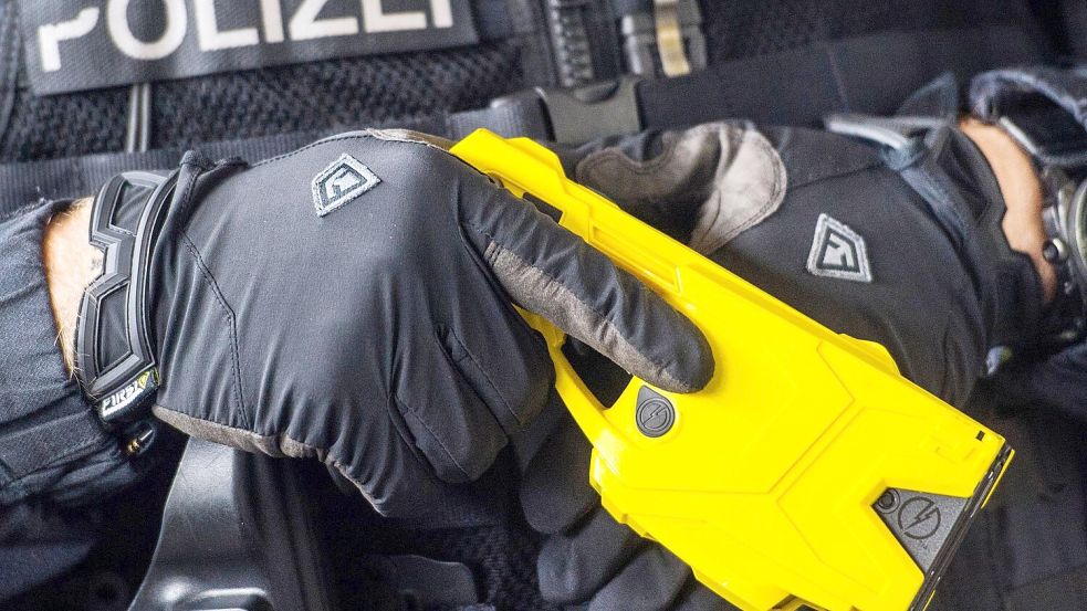 Der Einsatz der Taser birgt auch Gefahren. (Archivbild) Foto: Andreas Arnold/dpa