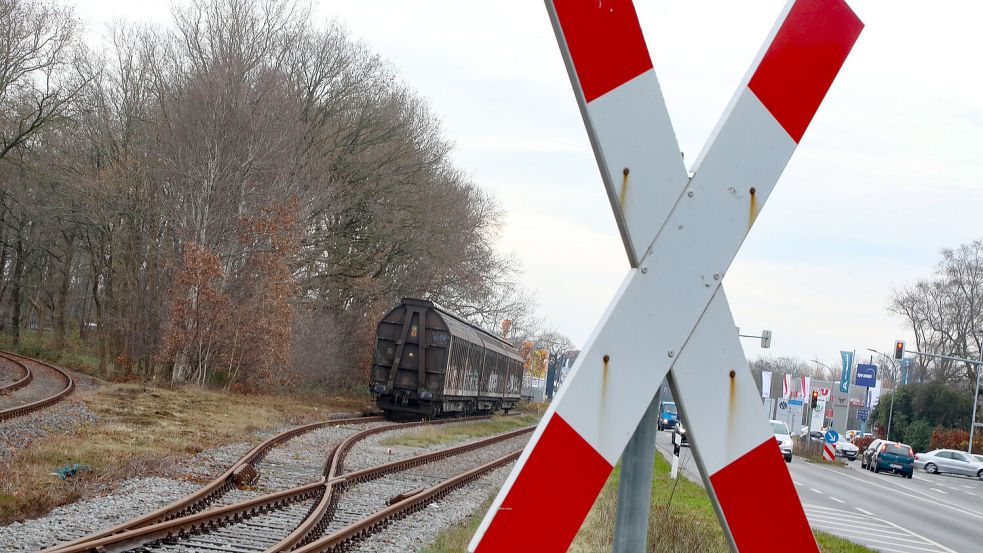 Auf der Strecke Aurich-Abelitz fahren Güterzüge. Derzeit prüft das Land, ob Personenverkehr hinzukommen sollte. Foto: Romuald Banik