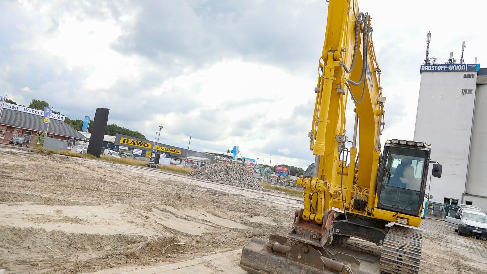 Am Montag sind auf dem Lidl-Grundstück in der Raiffeisenstraße die Bagger angerückt. Foto: Romuald Banik