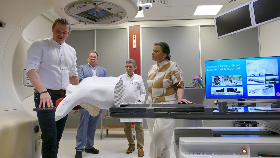Beim Schwimmen kam ihm die Idee: Christopher Stegmann (links) erläutert Staatssekretärin Gitta Connemann (CDU, rechts)) die Vorteile der Bauchlage bei der Strahlentherapie. Foto: Werner Jürgens