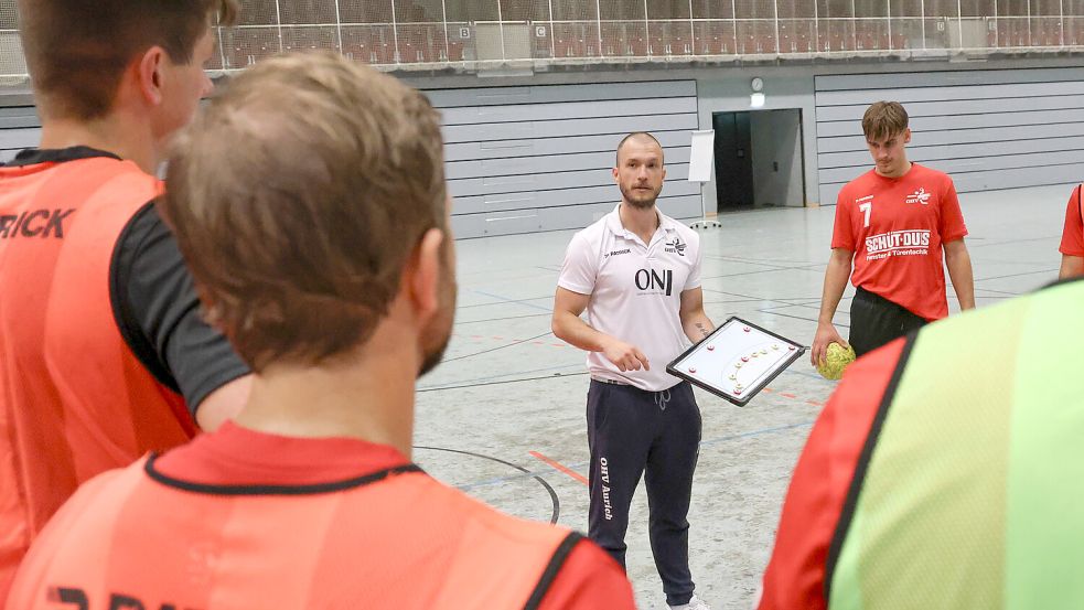 Der OHV-Trainer Sven Suton präsentierte sich beim Training in der Sparkassenarena mit einer Kurzhaarfrisur. Die entstand während des viertägigen Trainingslagers in Kiel. Dort trainierten die OHV-Spieler in den Hallen des deutschen Rekordmeisters. „Es wehte da eine besondere Luft“, bemerkte Suton und hofft, dass seine Mannschaft daraus mentale Stärke zieht. Fotos: Helmut Vortanz