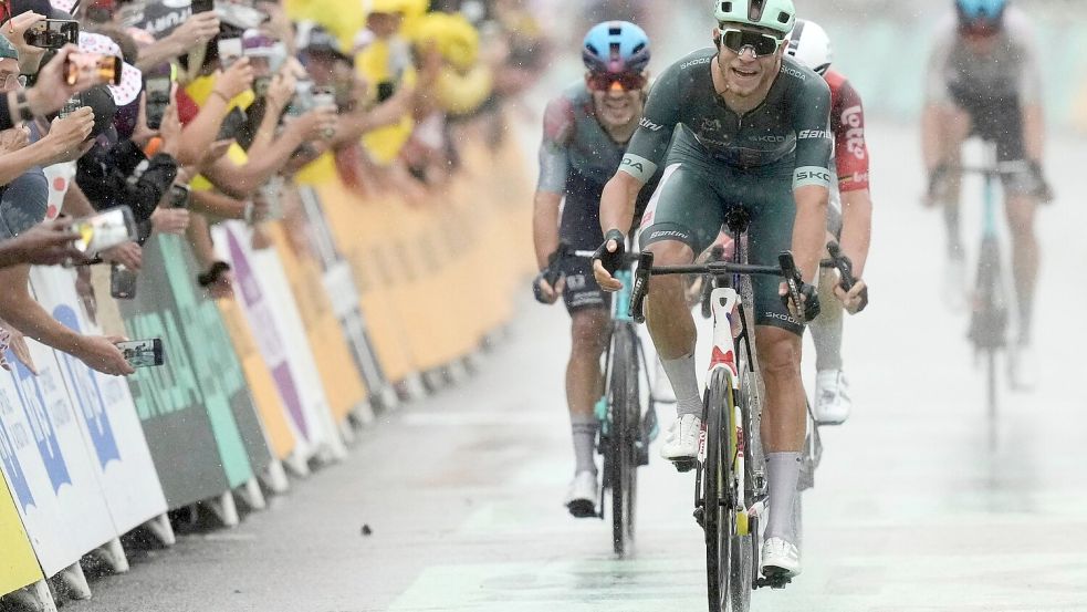 Der Italiener Jonathan Milan gewinnt den Sprint in Valence. Foto: Thibault Camus/AP/dpa
