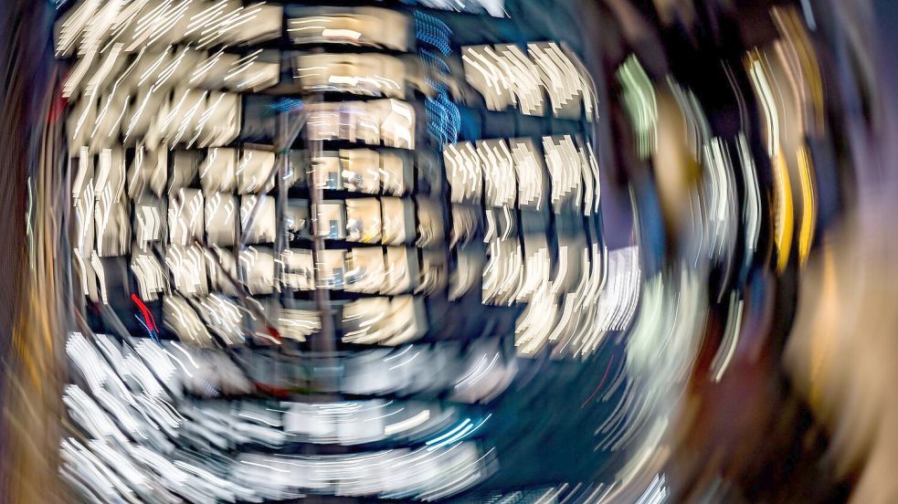 In der Finanz- und Versicherungsbranche wird am häufigsten länegr gearbeitet als vereinbart. Foto: Frank Rumpenhorst/dpa