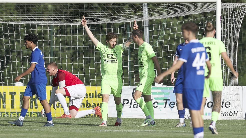 Reinhard Grotlüschen (Dritter von links) erzielte für GW Firrel im Halbfinale einen Doppelpack. Foto: Jens Doden (Emden)