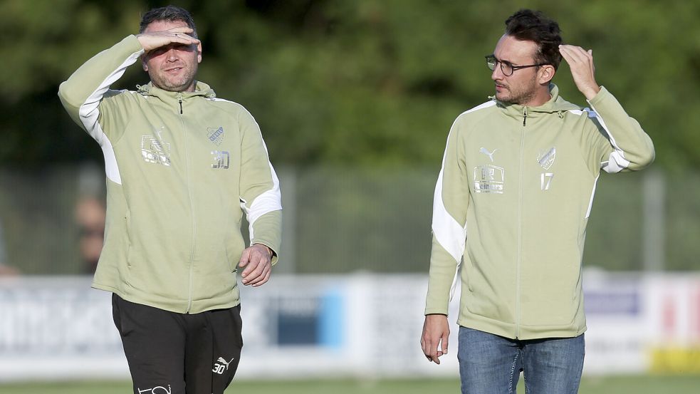 Die GW-Trainer Bernd Grotlüschen (links) und Julian Bennert freuen sich jetzt auf das Finale auf der eigenen Anlage in Firrel. Foto: Jens Doden (Emden)