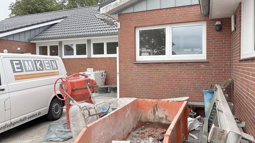 Von außen ist deutlich zu erkennen, dass während der Ferien etwas in der Grundschule Riepe passiert. Foto: Imke Cirksena