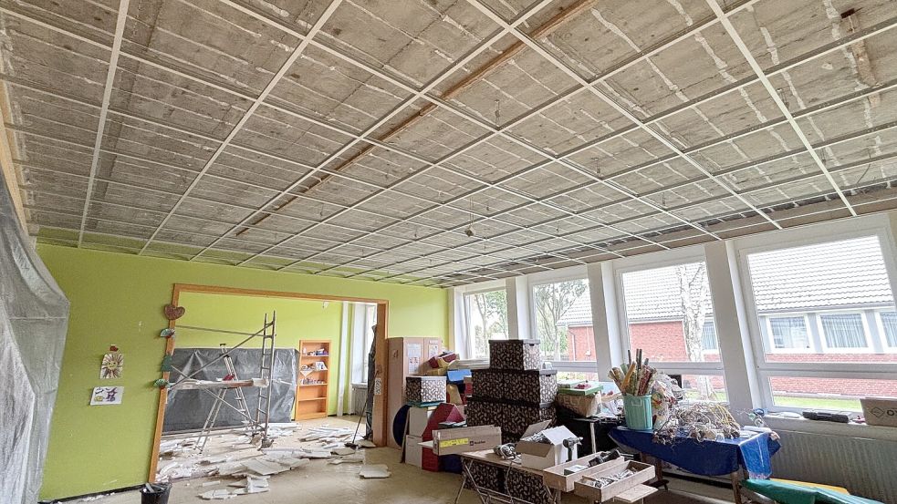 In einem Raum der Grundschule Riepe wird die gesamte Decke erneuert. Foto: Imke Cirksena