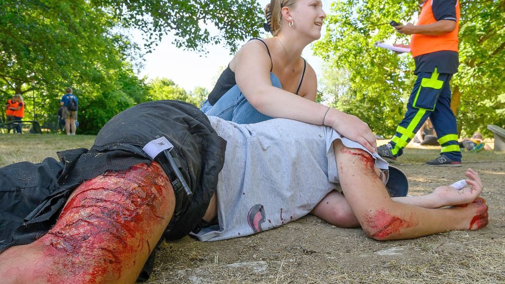 Statisten spielen bei dieser Katastrophenschutzübung die Verletzten. Im Ernstfall soll in den Landkreises Aurich, Wittmund und Leer schnelle Soforthilfe per First-Responder-Ruf zum Einsatzort gerufen werden. Foto: DPA