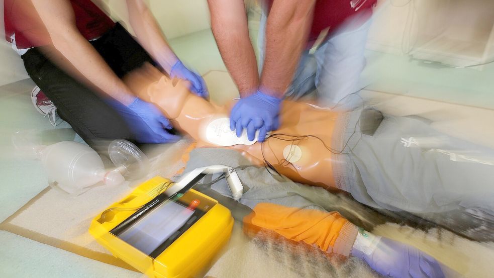 Reanimation wird an einer Übungspuppe trainiert. Im Notfall sollen ausgebildete Ersthelfer demnächst per Handy-App zu Einsätzen in ihrer Nähe gerufen werden. Foto: Jan Woitas/DPA
