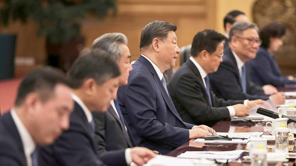 Chinas Staatschef Xi Jinping lobte die Beziehungen und forderte mehr Zusammenarbeit. Foto: Andres Martinez Casares/Pool EPA/AP/dpa