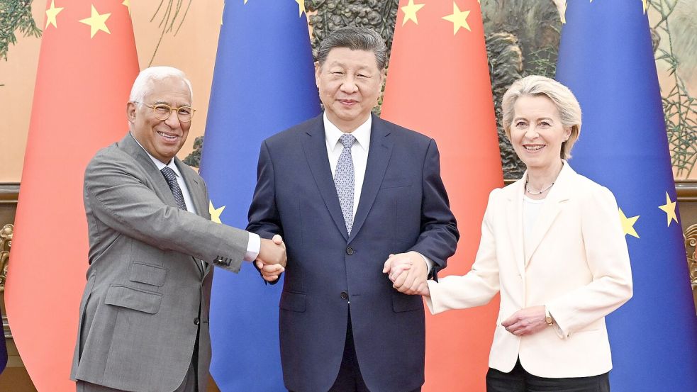 Der chinesische Staatspräsident Xi Jinping trifft sich in der Großen Halle des Volkes mit dem Präsidenten des Europäischen Rates Antonio Costa und der Präsidentin der Europäischen Kommission Ursula von der Leyen. Foto: dpa/Xie Huanchi