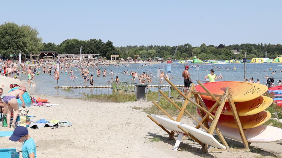 In direkter Nachbarschaft des Wohnmobilparks befindet sich der Badesee Tannenhausen mit seinem umfangreichen Freizeitangebot. Foto: Heino Hermanns