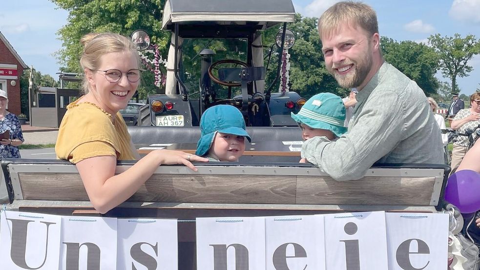 Pastor Malte Broers, seine Frau Janina und die beiden Söhne lernten beim feierlichen Einholen mit Lanz Bulldog und großem Tross an Dorfbewohnern die Kirchengemeinde Münkeboe-Moorhusen gleich in vielen Facetten kennen. Foto: Kirchengemeinde Münkeboe-Moorhusen