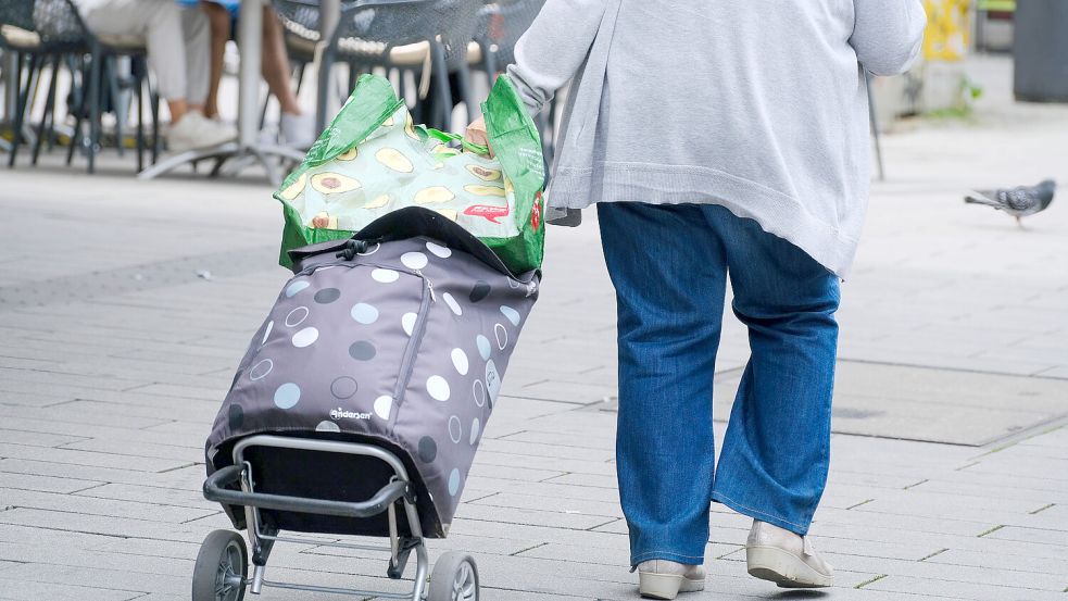 Eindeutiger Trend: In der vergangenen zehn Jahren ist der Zahl der leistungsbedürftigen Rentner um 200.000 gestiegen. Foto: IMAGO / Michael Gstettenbauer