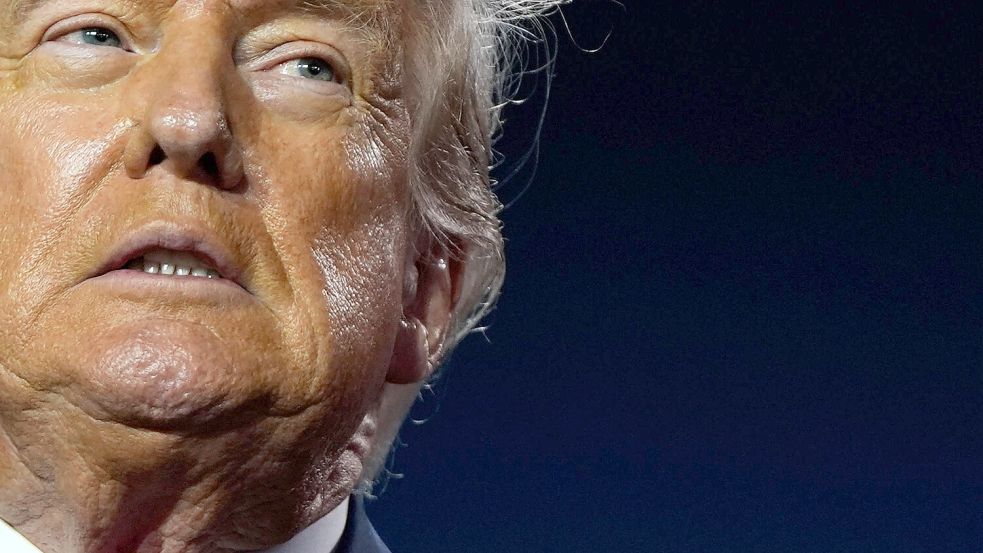 US-Präsident Donald Trump reist unter großem Druck nach Schottland. Foto: Julia Demaree Nikhinson/AP/dpa