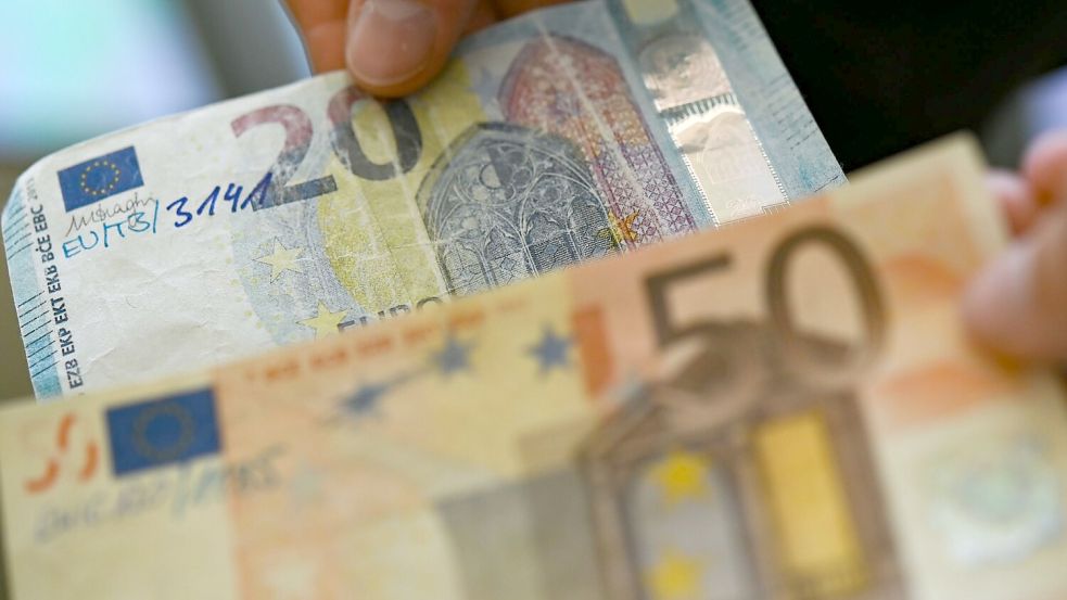 Scheine im Nennwert von 50 und 20 Euro werden am häufigsten gefälscht. Foto: Arne Dedert/dpa