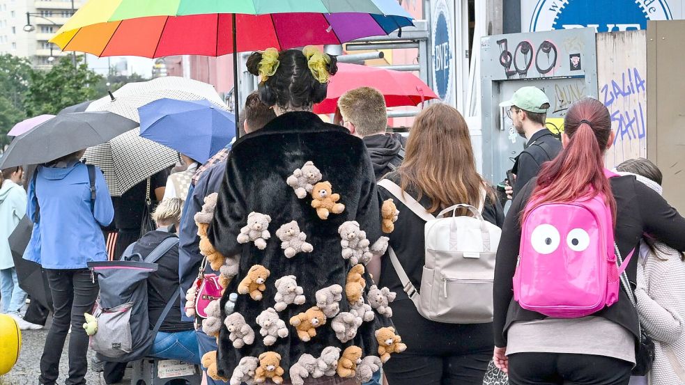 Viele Menschen harrten vor dem Einkaufszentrum aus. Foto: Jens Kalaene/dpa