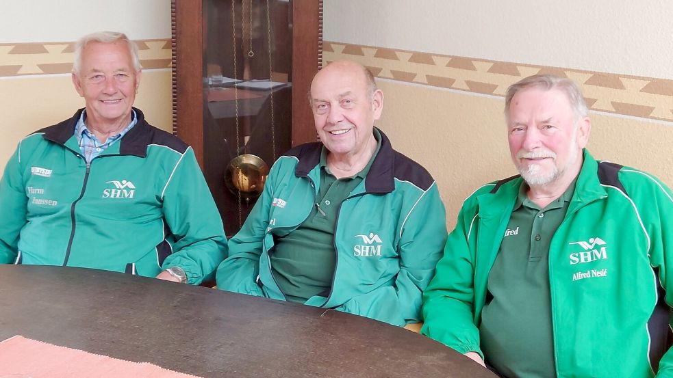 Auch nach 64 Jahren sind Harm Janssen (von links), Karl Dirks und Alfred Nesic immer noch erfolgreiche Schützen bei „Sichere Hand“. Foto: Anja Stresow