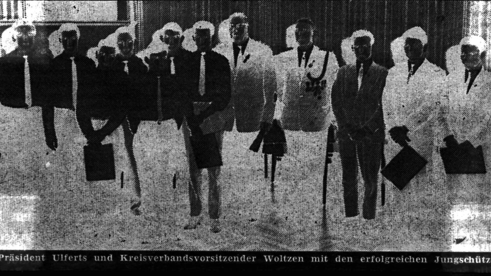 Ein Zeitungsausschnitt aus den Ostfriesischen Nachrichten vom 21. April 1964 erinnert im Archiv von „Sichere Hand“ noch an die ersten Erfolge der Jugendmannschaft bei den Kreismeisterschaften. Alfred Nesic (von rechts), Helmut Schoon und Karl Dirks wurden als Mannschaft zum dritten Mal nacheinander Kreismeister mit Luftgewehr und Kleinkaliber.
