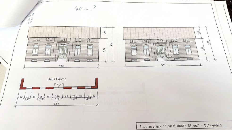 Zeichnung eines Hauses, das auf 70 Prozent verkleinert zur Kulisse in der großen Halle gehören wird. Foto: Nicole Böning