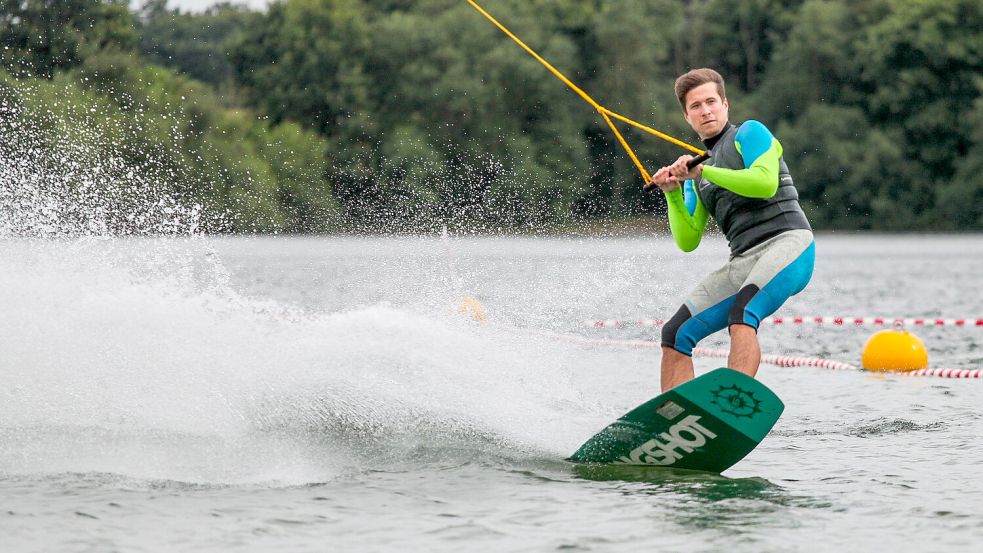 Ein Wakeboarder auf dem Badesee in Tannenhausen, hier eine Szene aus dem Jahr 2016. Ab Ende August können die Wassersportler wieder ihrem Vergnügen in Tannenhausen frönen. Foto: Romuald Banik/Archiv