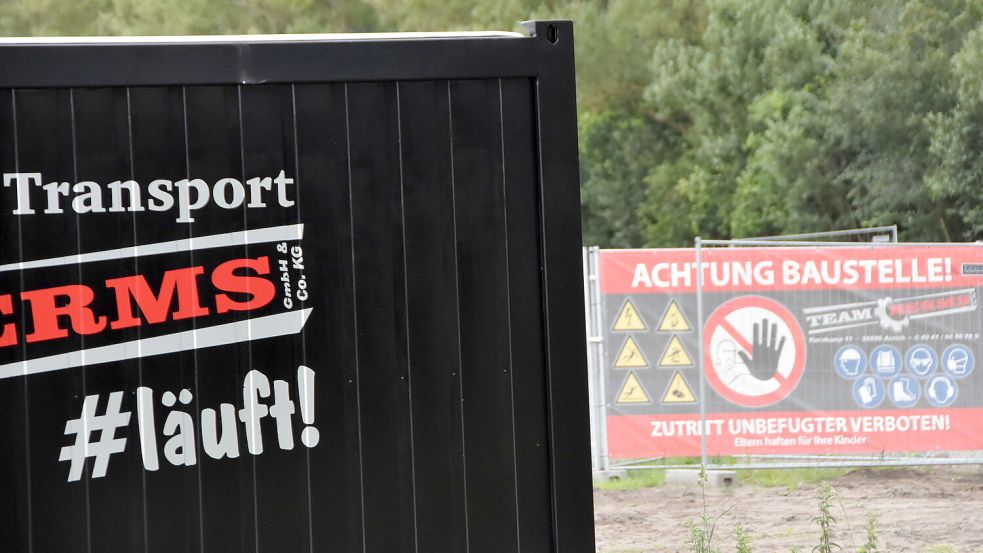 Die Aufschrift auf dem Baucontainer eines der beteiligten Unternehmen täuscht. Auf dem Gelände der geplanten Sportstätte am Tjücher Moortun in Marienhafe läuft auch weiterhin nichts. Foto: Thomas Dirks