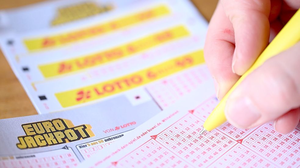 Im Eurojackpot lagen 113 Millionen Euro. Nach zehn Ziehungen ohne Hauptgewinn gibt es nun mindestens zwei Gewinner. (Archivbild) Foto: Bernd Weißbrod/dpa