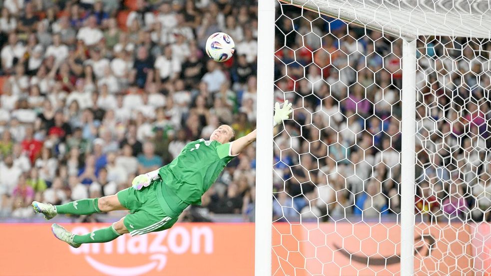 Der unglaubliche Moment der Ann-Katrin Berger: Im Viertelfinale der Frauen-EM gegen Frankreich hält sie einen unmöglichen Ball kurz vor der Linie. Foto: SEBASTIEN BOZON/AFP