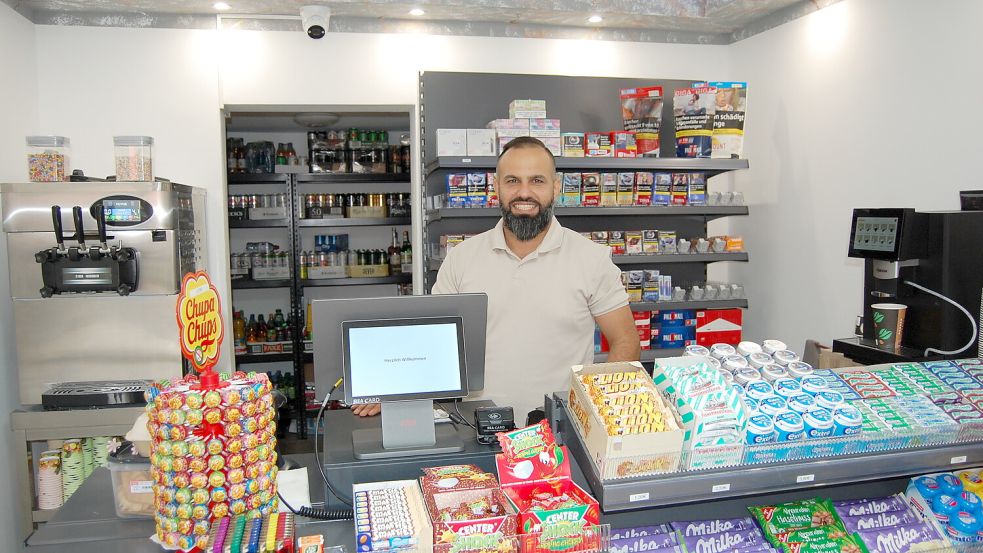 Ismael Loai betreibt in Simonswolde nicht nur das Restaurant „Venezia“, sondern seit Kurzem auch einen Dorfkiosk. Foto: Imke Cirksena