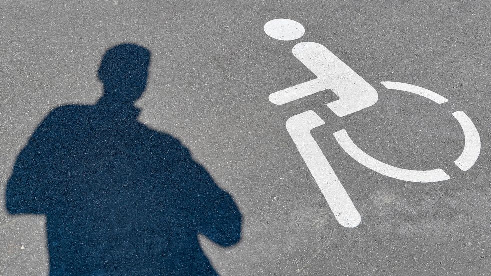 Auf öffentlichen Parkplätzen dürfen Menschen mit Schwerbehindertenausweis in der Regel kostenlos parken. Auf privatwirtschaftlichen Flächen ist nicht immer der Fall. Foto: DPA
