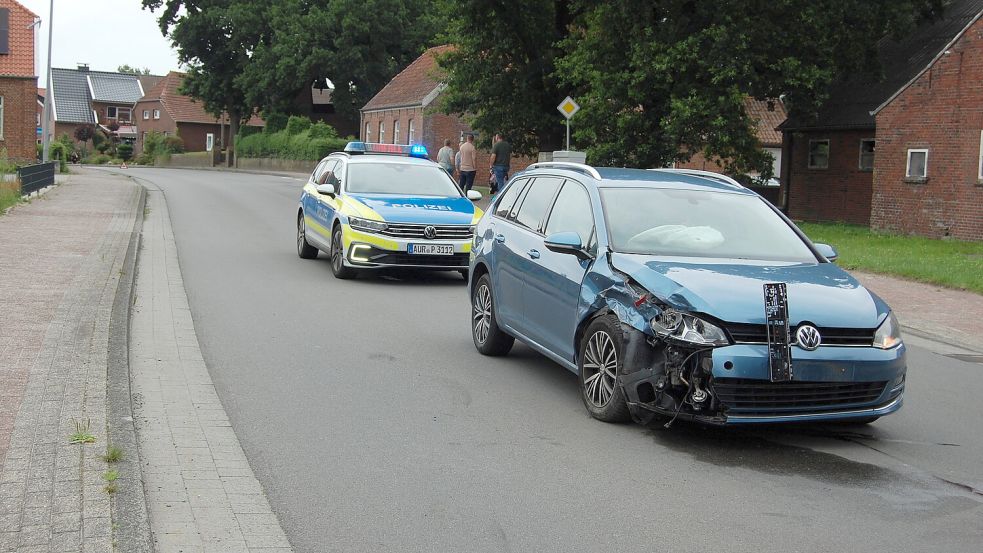 Eine VW-Fahrerin fuhr am Sonnabend auf der Friesenstraße in Ochtelbur auf ein parkendes Auto auf und wurde dabei leicht verletzt. Foto: Imke Cirksena