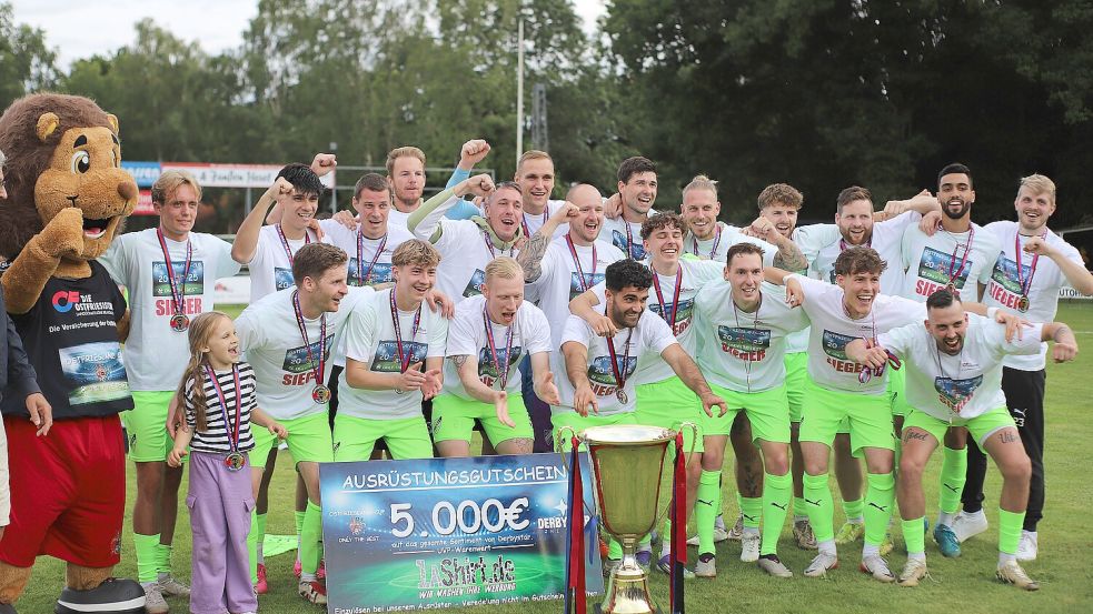 Landesligist GW Firrel freute sich über den vierten Gewinn des Ostfriesland-Cups. Fotos: Wilfried Gronewold