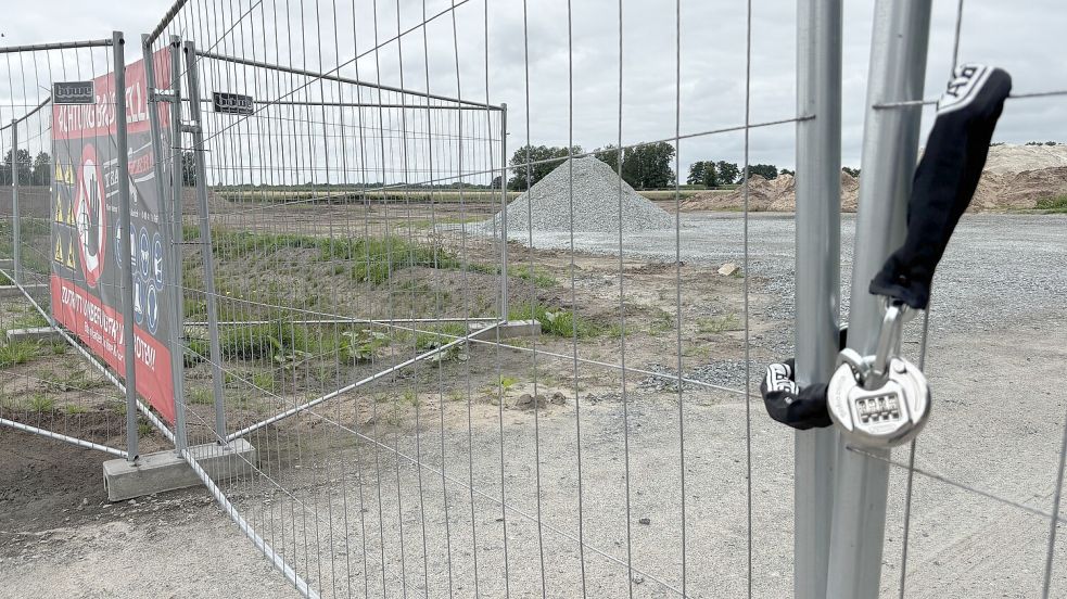 Verschlossene Baustelle: Mit einem Zahlenschloss ist das Tor zur Sportplatzbaustelle gesichert. Foto: Thomas Dirks