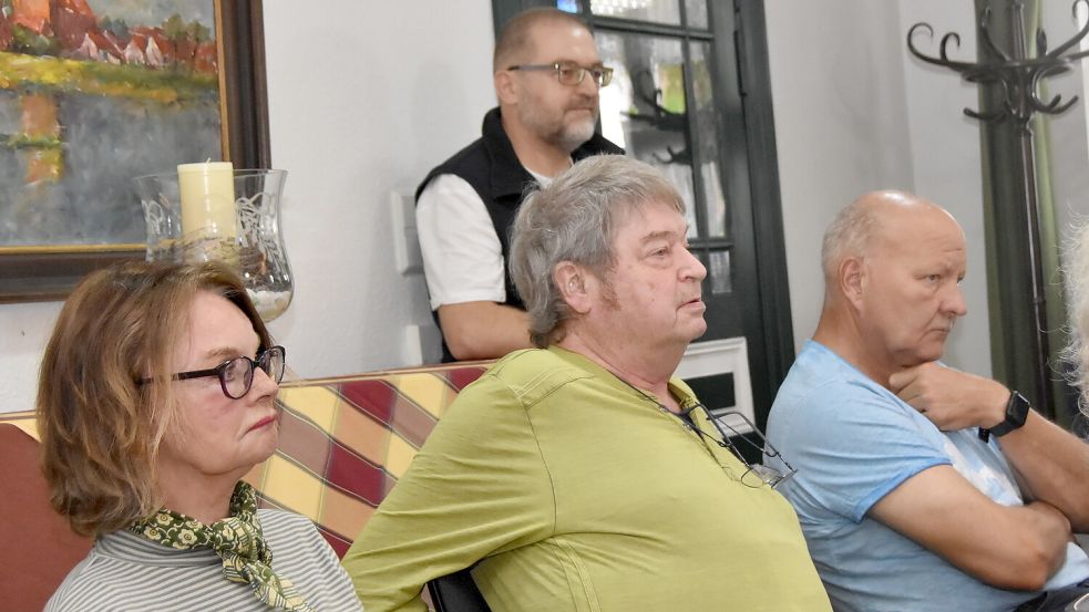 Der der zweite Vorsitzende des Nabu-Regionalverbandes Ostfriesland, Hermann Ihnen (grünes Hemd) verfolgte die Sitzung des Rates der Gemeinde Marienhafe am 15. Juli als Zuhörer. Foto: Thomas Dirks